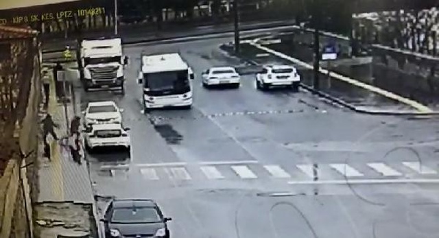 Görme engelli adama yardım etme bahanesiyle cep telefonunu çaldı Görme engelli adama yardım etme bahanesiyle cep telefonunu çaldı