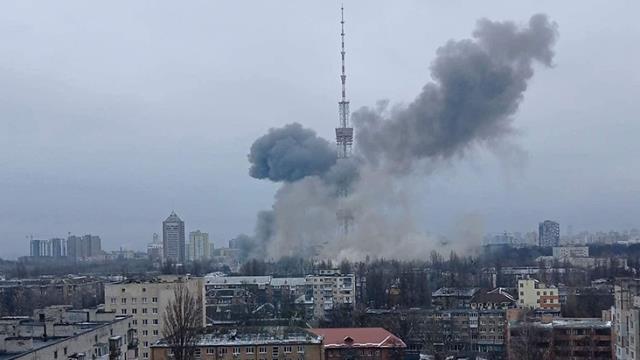 Kiev'de televizyon vericilerinin olduğu radyo kulesinin vurulduğu anlar kamerada Kiev'de televizyon vericilerinin olduğu radyo kulesinin vurulduğu anlar kamerada