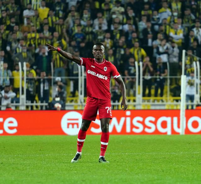 Royal Antwerp'ten Fenerbahçelileri kahreden karar! Samatta geri dönüyor Royal Antwerp'ten Fenerbahçelileri kahreden karar! Samatta geri dönüyor