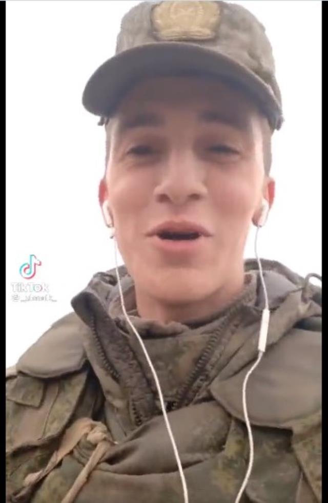 Rus askerinin dinlediği şarkı gündem oldu: 'Ses ver Adana zirveden selam' Rus askerinin dinlediği şarkı gündem oldu: 'Ses ver Adana zirveden selam'