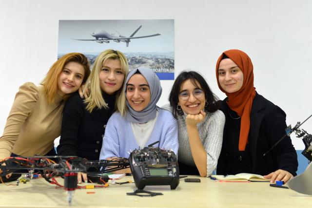 Selçuk Bayraktar'ın yolundan gidiyorlar! 5 kadın mühendis adayı, 6 saat uçabilen görünmez İHA tasarladı