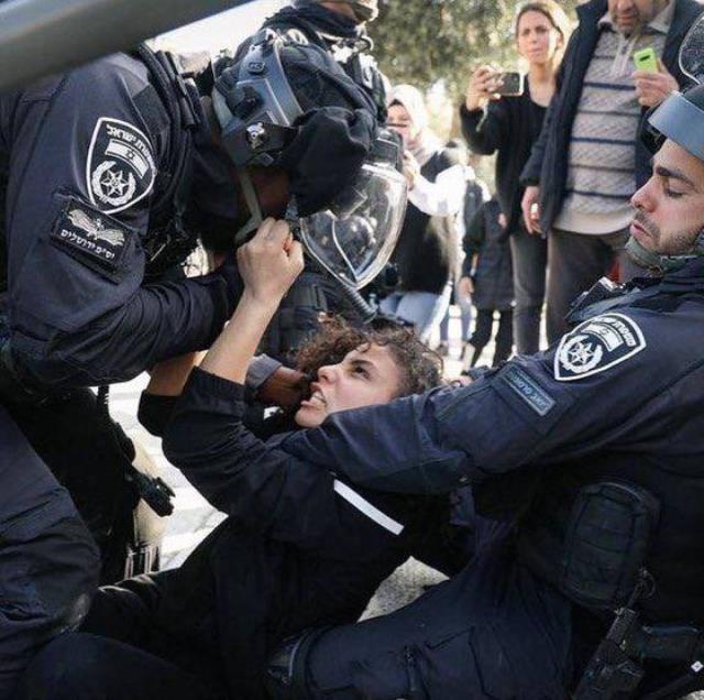 Son dakika haberleri! İsrail polisi, Filistinli kızı darbetti Son dakika haberleri! İsrail polisi, Filistinli kızı darbetti