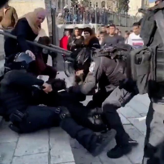 Son dakika haberleri! İsrail polisi, Filistinli kızı darbetti Son dakika haberleri! İsrail polisi, Filistinli kızı darbetti