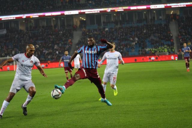 Trabzonspor, sahasında Antalyaspor'u yenerek Türkiye Kupası'nda yarı finale yükseldi Trabzonspor, sahasında Antalyaspor'u yenerek Türkiye Kupası'nda yarı finale yükseldi
