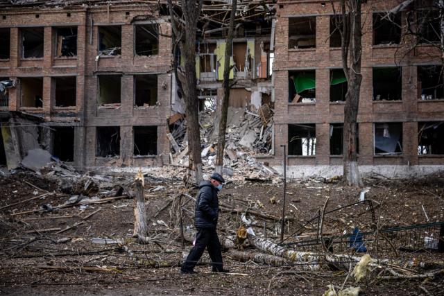 Ukrayna'ya gönderilen yardım kutusuna Türk vatandaşı tarafından bırakılan not herkesi ağlattı Ukrayna'ya gönderilen yardım kutusuna Türk vatandaşı tarafından bırakılan not herkesi ağlattı