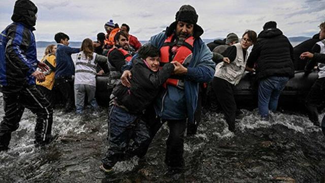 Ege'de göçmenlere insanlık dışı muamele yapan Yunanistan, Ukraynalılara kucak açtı