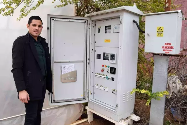 Tarlasına kurduğu sistemle hem elektrik faturasından kurtuldu hem de ek gelir sağlamaya başladı