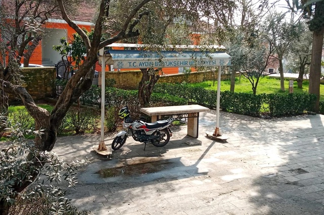 Hırsızlardan bıkan şahıs, motosikletini musalla taşına park etti Hırsızlardan bıkan şahıs, motosikletini musalla taşına park etti