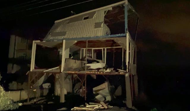 Antalya'da gece yarısı çıkan hortum mahalleyi savaş alanına çevirdi Antalya'da gece yarısı çıkan hortum mahalleyi savaş alanına çevirdi