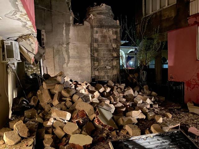 Antalya'da gece yarısı çıkan hortum mahalleyi savaş alanına çevirdi Antalya'da gece yarısı çıkan hortum mahalleyi savaş alanına çevirdi