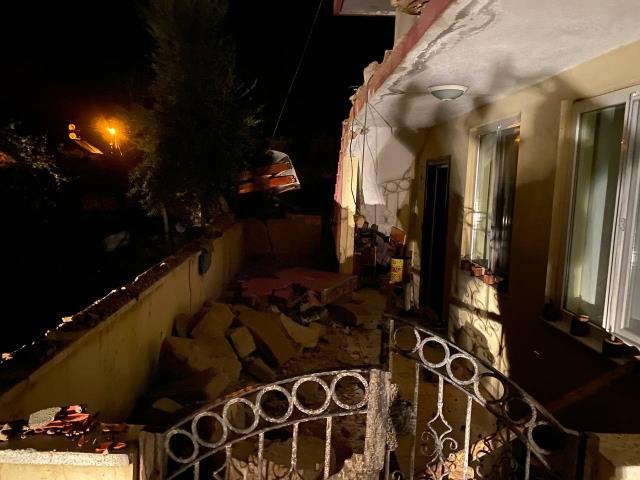 Antalya'da gece yarısı çıkan hortum mahalleyi savaş alanına çevirdi Antalya'da gece yarısı çıkan hortum mahalleyi savaş alanına çevirdi