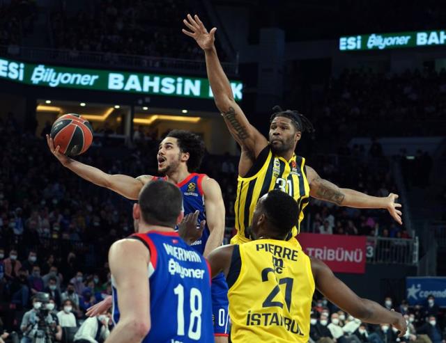 Avrupa'da Türk derbisi nefes kesti! Anadolu Efes, Fenerbahçe'ye geçit vermedi