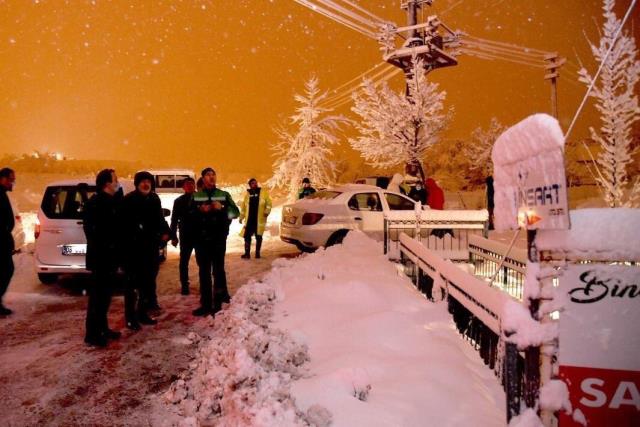Isparta'da kabus geri dönüyor: Kar geldi, elektrikler gitti! Muhtar, mahalleliyi tellere kar topu atmaya çağırdı