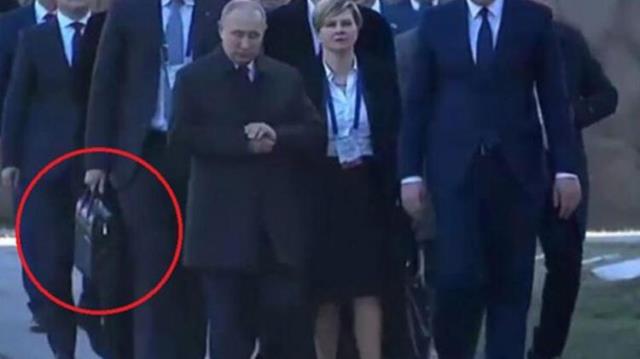 Putin'in nükleer güç tehdidi sonrası tüm gözler yanından ayırmadığı çantaya çevrildi! 'Vurun' emrini anında iletiyor Putin'in nükleer güç tehdidi sonrası tüm gözler yanından ayırmadığı çantaya çevrildi! 'Vurun' emrini anında iletiyor