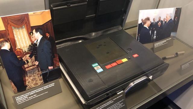 Putin'in nükleer güç tehdidi sonrası tüm gözler yanından ayırmadığı çantaya çevrildi Putin'in nükleer güç tehdidi sonrası tüm gözler yanından ayırmadığı çantaya çevrildi