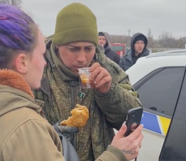 Rus askerinin gözyaşları gündem oldu! Ukraynalılar çay ve yemek verince kendisini tutamadı Rus askerinin gözyaşları gündem oldu! Ukraynalılar çay ve yemek verince kendisini tutamadı