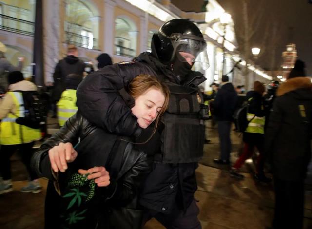 Rus halkı işgalci politikaları protesto ediyor: Ukrayna bizim düşmanımız değil Rus halkı işgalci politikaları protesto ediyor: Ukrayna bizim düşmanımız değil