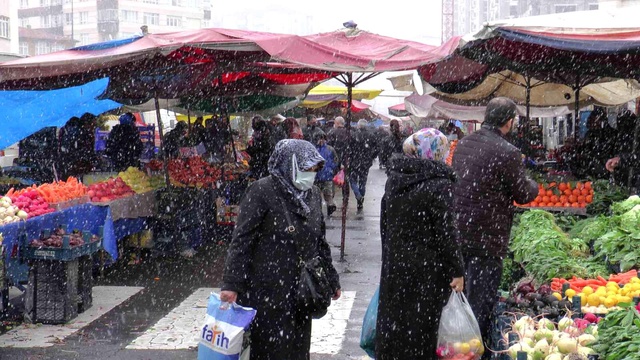 Rusya domatesi ihraç edemedi, semt pazarlarında fiyat 10 TL'ye düştü Rusya domatesi ihraç edemedi, semt pazarlarında fiyat 10 TL'ye düştü