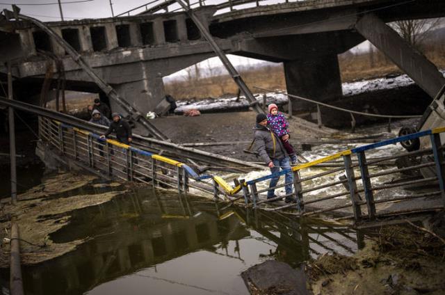 Savaşta 8. gün! Ukrayna, Kiev'e yürüyen Rus ordusunu engellemek için köprüleri patlatıyor Savaşta 8. gün! Ukrayna, Kiev'e yürüyen Rus ordusunu engellemek için köprüleri patlatıyor