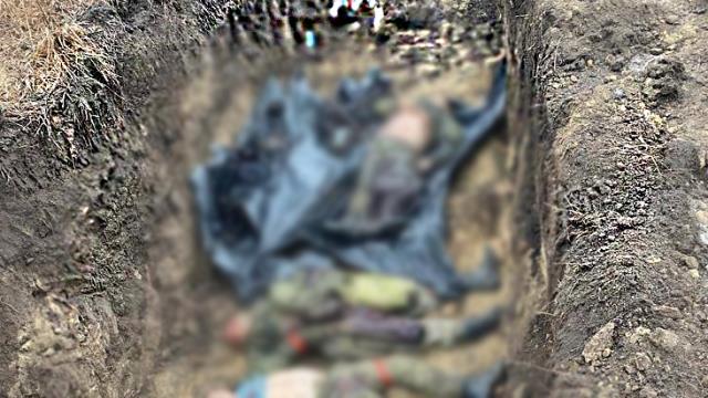 Ukrayna ordusu ölen Rus askerleri toplu mezarlara gömmeye başladı Ukrayna ordusu ölen Rus askerleri toplu mezarlara gömmeye başladı