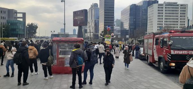 İstanbul'da metroda intihar girişimi! İTÜ istasyona yolculara kapatıldı İstanbul'da metroda intihar girişimi! İTÜ istasyona yolculara kapatıldı
