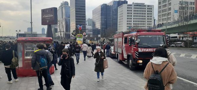 İstanbul'da metroda intihar girişimi! İTÜ istasyona yolculara kapatıldı İstanbul'da metroda intihar girişimi! İTÜ istasyona yolculara kapatıldı
