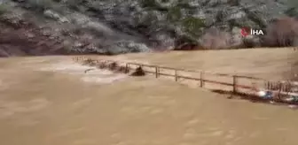 Adıyaman'da dere taştı, köprü suda kayboldu