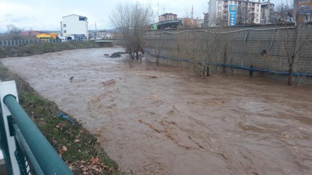 Eriyen karlar ve bastıran yağmur Elazığ'ı alarma geçirdi! Cami hoparlöründen anonslar yapılıyor Eriyen karlar ve bastıran yağmur Elazığ'ı alarma geçirdi! Cami hoparlöründen anonslar yapılıyor