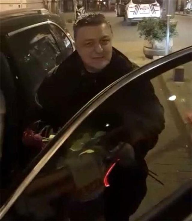 'İki eşim var, ikisini de çok seviyorum' diyen Yılmaz Vural, genç kadınlarla objektiflere takıldı