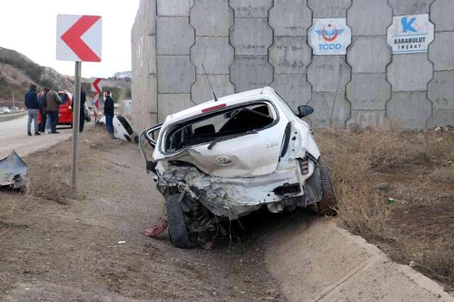 Son dakika haberleri! Kazanın nasıl yaşandığını kimse anlamadı, 3 kişi yaralandı Son dakika haberleri! Kazanın nasıl yaşandığını kimse anlamadı, 3 kişi yaralandı