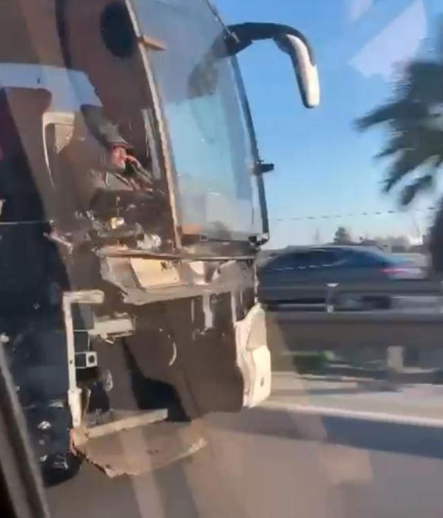 Ön tarafı paramparça yolcu otobüsünü trafikte görenler dönüp bir daha baktı Ön tarafı paramparça yolcu otobüsünü trafikte görenler dönüp bir daha baktı