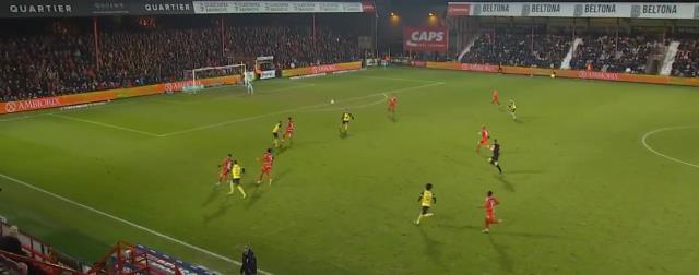 Ay-Yıldızlı formayı giydirmek şart oldu! Dünya, Türk futbolcunun akılalmaz golünü konuşuyor