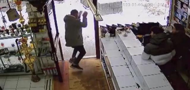 Çatıdan düşen buz sarkıtından bir adımla kurtuldu Çatıdan düşen buz sarkıtından bir adımla kurtuldu