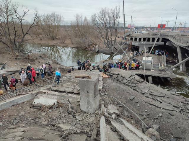 Irpin halkı havaya uçurulan köprü üzerinden tahliye ediliyor Irpin halkı havaya uçurulan köprü üzerinden tahliye ediliyor