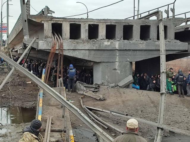 Irpin halkı havaya uçurulan köprü üzerinden tahliye ediliyor Irpin halkı havaya uçurulan köprü üzerinden tahliye ediliyor
