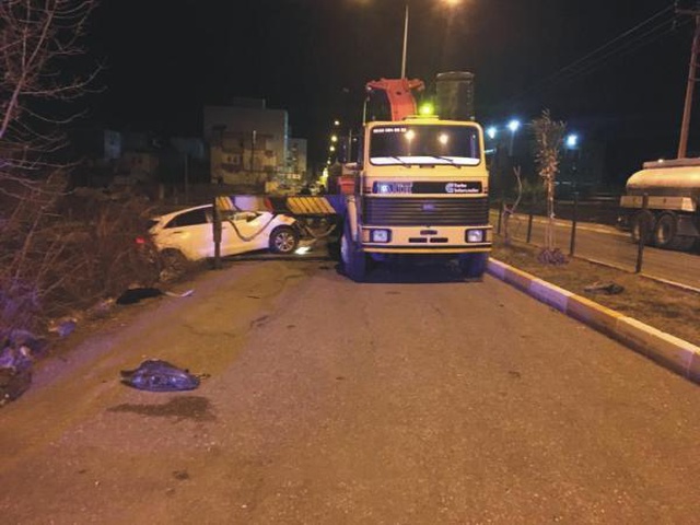 Hızını alamayan araç, kaza yapan araçların arasına daldı: 1 polis şehit, 1 ölü, 4 yaralı Hızını alamayan araç, kaza yapan araçların arasına daldı: 1 polis şehit, 1 ölü, 4 yaralı