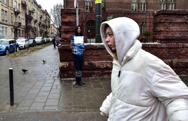 Lviv'de casus şüphelisi direğe bağlandı