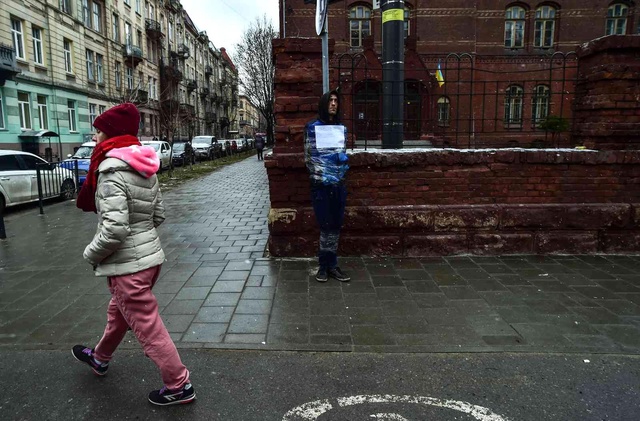 Lviv'de casus şüphelisi direğe bağlandı