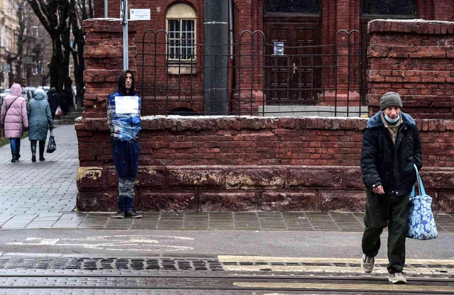 Lviv'de casus şüphelisi direğe bağlandı