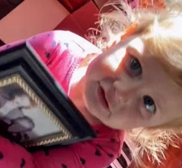 Ölen büyükannesinin fotoğrafını işaret eden 2 yaşındaki kızın ağzından çıkan sözler tüyler ürpertti: O benim
