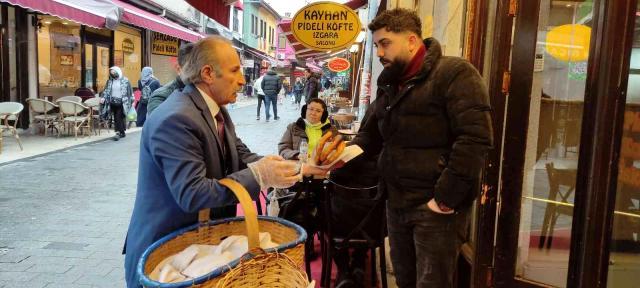 Takım elbiseyle simit satan adam ayda 25 bin lira kazanıyor Takım elbiseyle simit satan adam ayda 25 bin lira kazanıyor