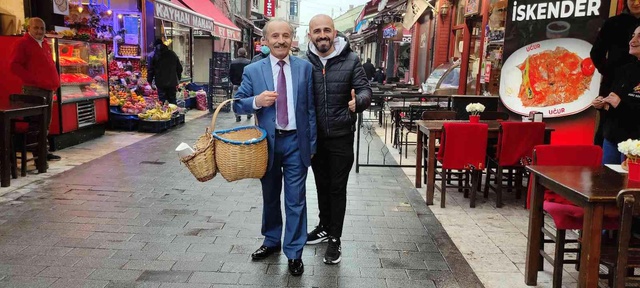 Takım elbiseli simitçiyi görenler şaşırıp kalıyor! Aylık kazancı 25 bin lira Takım elbiseli simitçiyi görenler şaşırıp kalıyor! Aylık kazancı 25 bin lira
