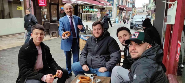 Takım elbiseli simitçiyi görenler şaşırıp kalıyor! Aylık kazancı 25 bin lira Takım elbiseli simitçiyi görenler şaşırıp kalıyor! Aylık kazancı 25 bin lira
