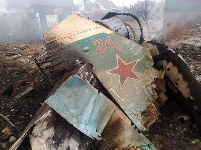 Ukrayna'da düşürülen uçağın pilotu halk tarafından yakalandı Ukrayna'da düşürülen uçağın pilotu halk tarafından yakalandı
