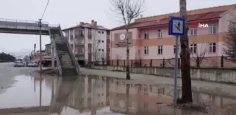 Üst geçidin önünü su bastı, yayalar çözümü kendileri üretti