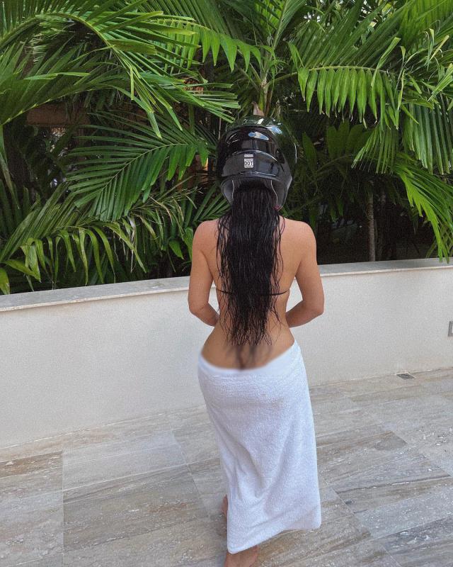 Altında sadece havluyu bıraktı! Kim Kardashian, boşanmasını çılgınca kutladı Altında sadece havluyu bıraktı! Kim Kardashian, boşanmasını çılgınca kutladı