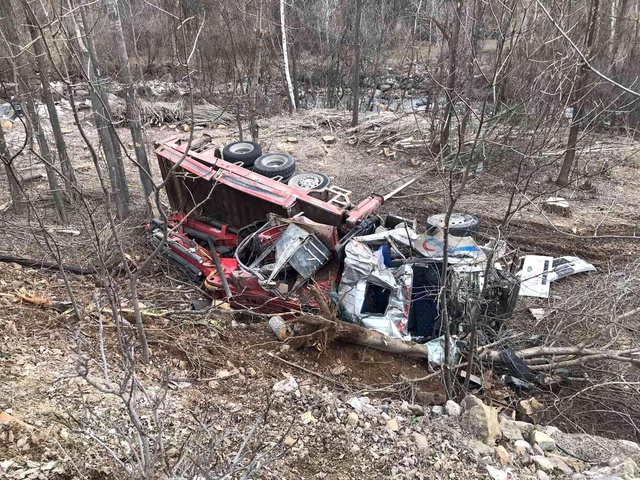 Freni boşalan vinç şarampole uçtu, sürücüsü araçta sıkıştı Freni boşalan vinç şarampole uçtu, sürücüsü araçta sıkıştı