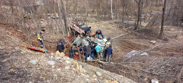 Freni boşalan vinç şarampole uçtu, sürücüsü araçta sıkıştı Freni boşalan vinç şarampole uçtu, sürücüsü araçta sıkıştı