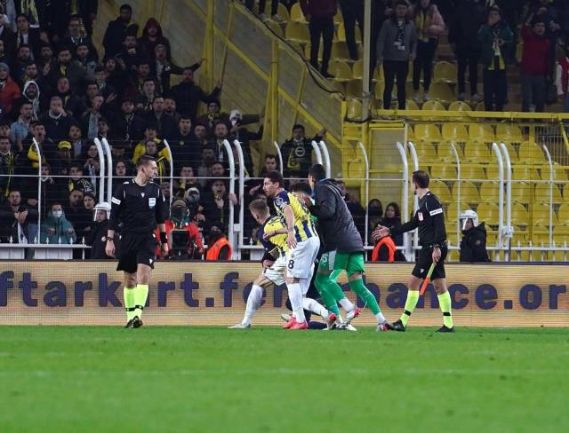 Her şey var, kazanan yok! Nefes kesen maçta Fenerbahçe ile Trabzonspor puanları paylaştı Her şey var, kazanan yok! Nefes kesen maçta Fenerbahçe ile Trabzonspor puanları paylaştı