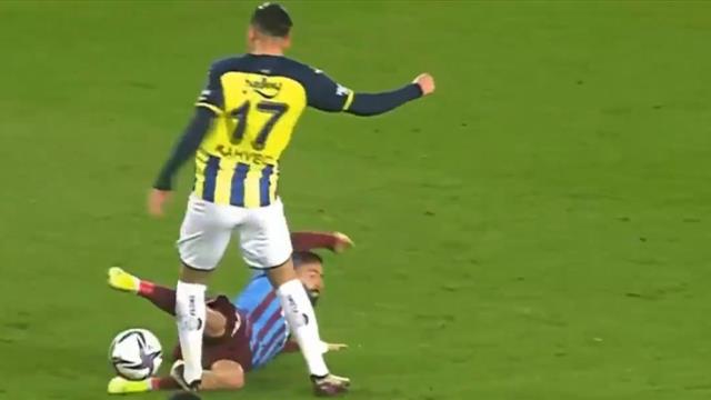 Kadıköy'de ortalığı karıştıran pozisyon! Hakem Zorbay Küçük'e görülmemiş tepki var Kadıköy'de ortalığı karıştıran pozisyon! Hakem Zorbay Küçük'e görülmemiş tepki var